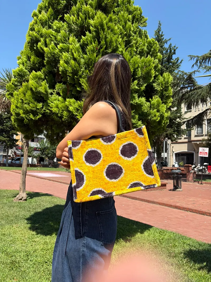The tote carried over the shoulder, seen from behind