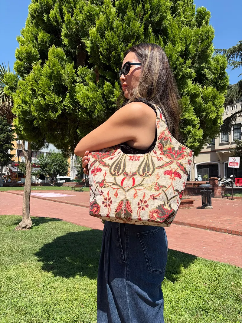 The ivory bag carried on the shoulder