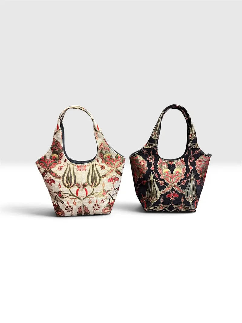 Both bags side by side, the same drawing on an ivory ground and on a black one